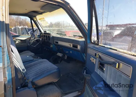 1988 Chevrolet Suburban R20 from USA, damaged, VIN 1GNGR26NXJF113866